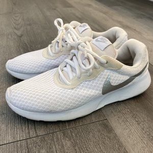 Nike women's Tanjun US 6.5/White